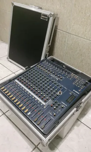 Mesa de som Yamaha no case