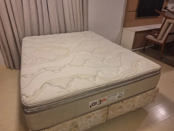 Colchão Queen e cama box