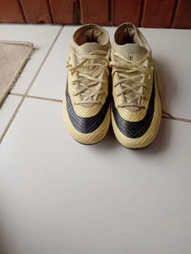 Vendo Chuteira mercurial pouco usada sem rasgo ou avarias.