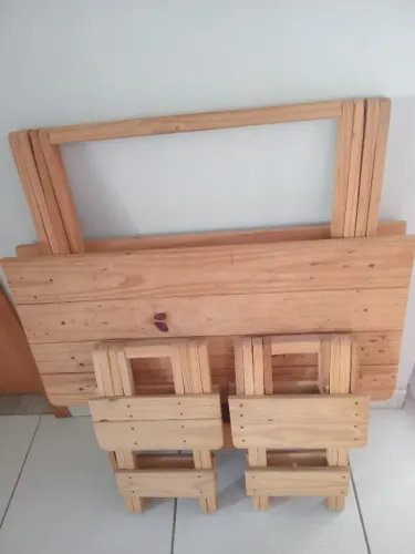 Mesinha e banquinhos de madeira