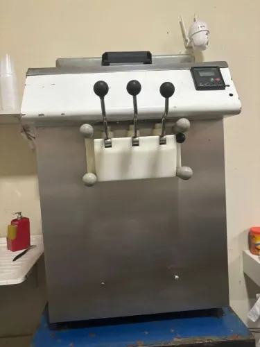 Vendo Maquina de Açai Frozen, 2 bicos , capacidade 10 litros