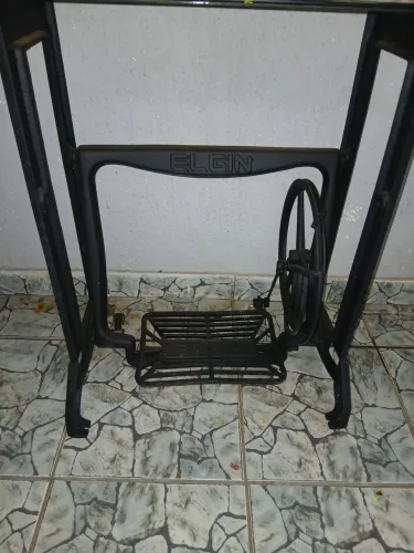 Maquina de costura relíquia e completa com o pé e o motor