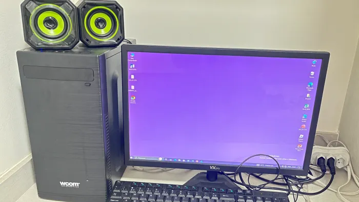 Computador de mesa com acessórios