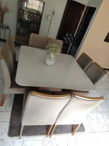 Vende-se mesa de jantar quadrada.
