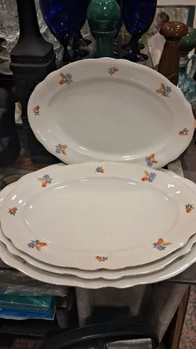 4 Antigas travessas em porcelana Tchecoslováquia em perfeito estado de conservação