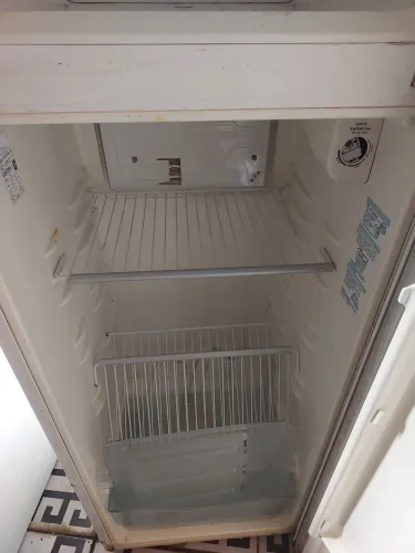Geladeira Electrolux nao Gela embaixo e nao funciona a luz mais encima gela normal