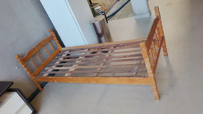 Cama de madeira solteiro