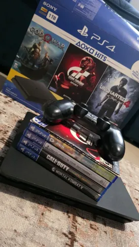 Playstation 4 1 TB com 1 controle e 8 jogos , conservado e nunca foi aberto 