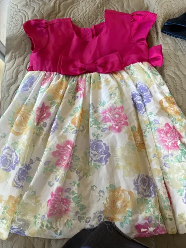3 vestidos infantis de festa por 240 reais .Tamanho 4 anos