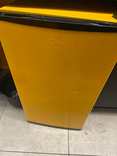 Frigobar midea 93l black envelopada de amarelo