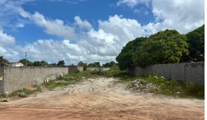 Terreno de 15X30 em localização estratégica, ideal para investidores ou construção.