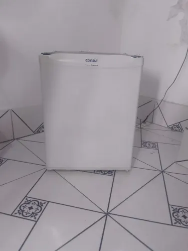 Frigobar - Consul 80 litros - Funcionando, porém desejável trocar o compressor.