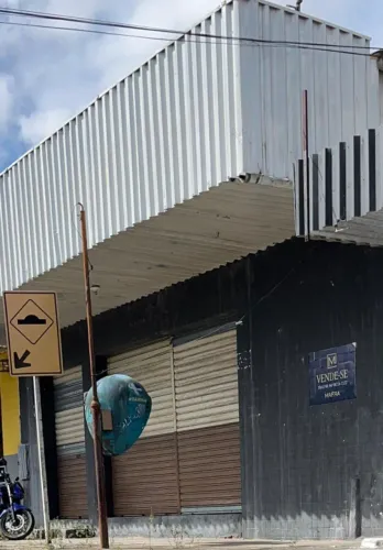 VENDE-SE UM GALPÃO COMERCIAL FELIPE CAMARÃO