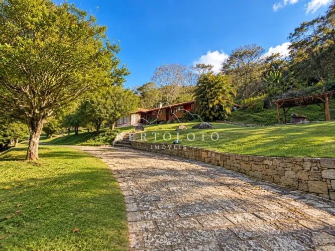 Casa com terreno plano, muito sol e total privacidade