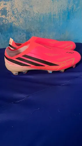 Chuteira adidas f50