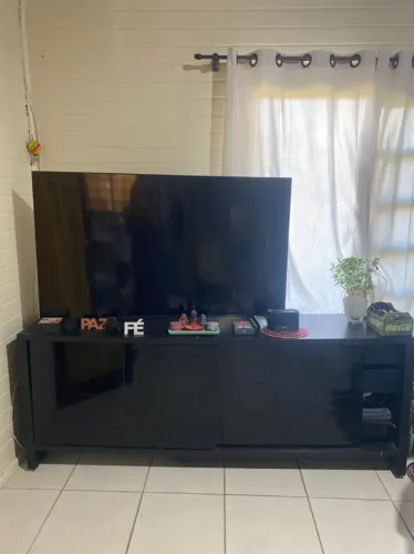 Rack Buffet excelente e espaçoso de alta qualidade em madeira maciça e vidro preto!