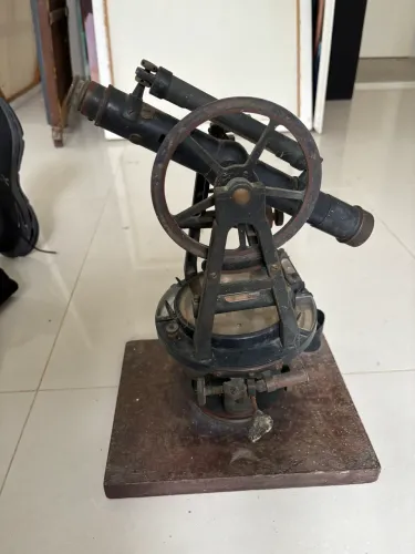 Teodolito antigo com tripe e nivel