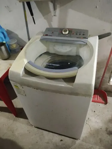 Vendo maquina de lavar com defeito para retirar a carcaça