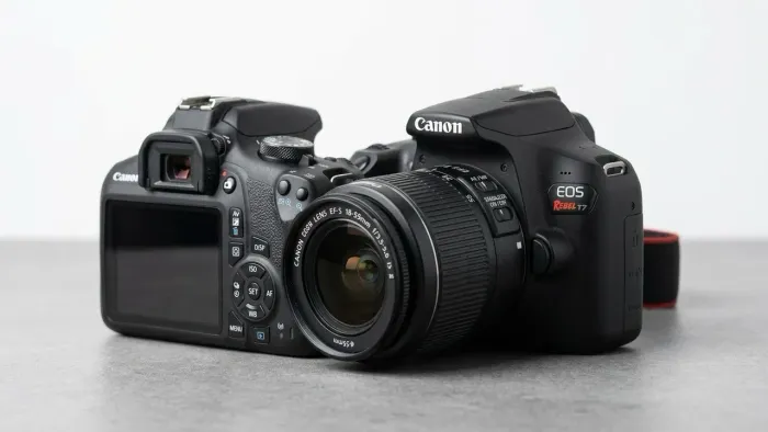 Canon EOS Rebel T7 + Lente Kit 18-55mm 