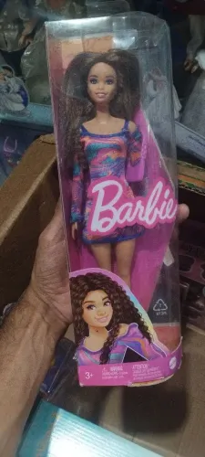 BARBIE FASHIONISTA #206 NOVA. LACRADA. POREM FOI BALANÇADA E O CABELO FICOU BAGUNÇADO 