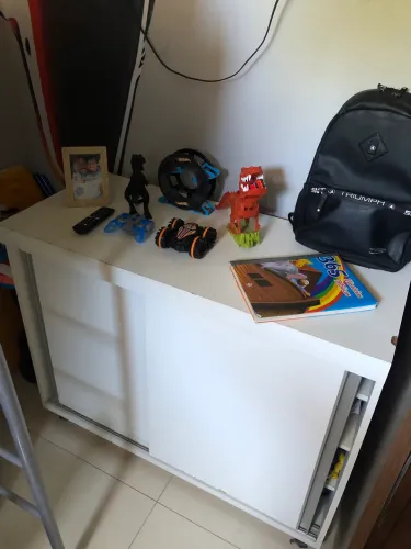 Cômoda com porta de correr