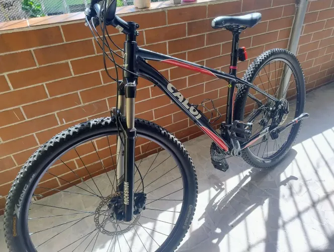 Bicicleta Caloi Elite 29 XC toda Shimano Deore freio hidráulico rodas Shimano 