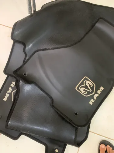 Estes são tapetes de borracha pretos para Dodge Ram