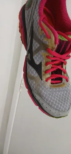 Tênis Mizuno feminino todo costurado, muito barato.