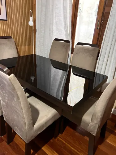 Mesa de 6 lugares acompanhada de cadeiras