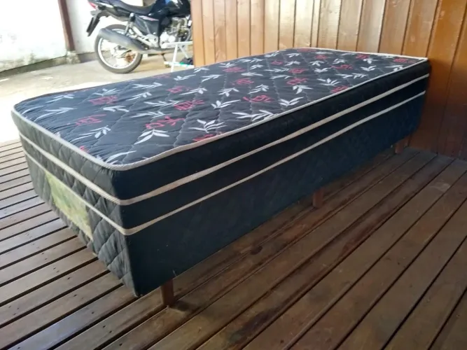 Vendo cama de solteiro conjugada 