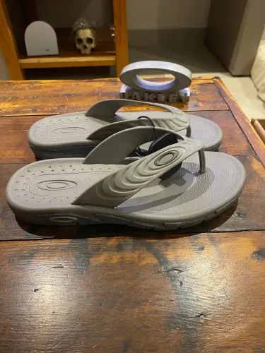Chinelo Oakley Cinza 