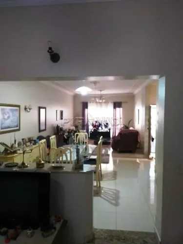 Casa térrea padrão com 364m², bairro Jardim Irajá, Zona Sul de Ribeirão Preto/SP.