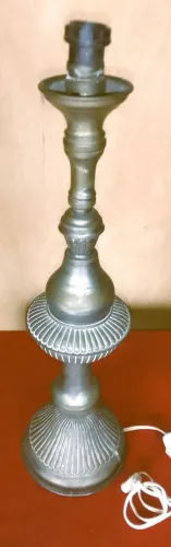 Grande Abajur em metal dourado cinzelado base frenestrada em gomos pé redondo frenestrado