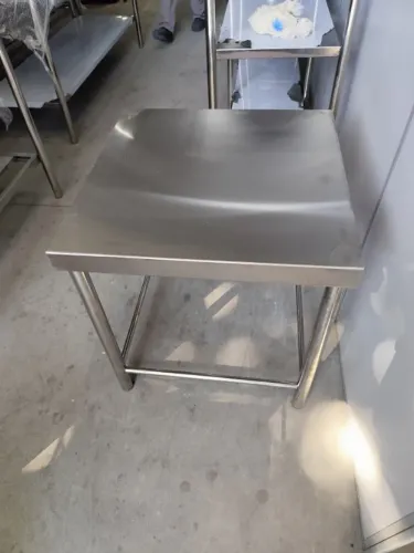 Mesa inox 1,80×0,70×0,90 m contraventada (tampo chapa 22#) 