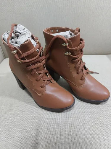 Coturno feminino