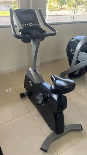 Bicicleta Ergométrica Vertical Life Fitness C1 Lifecycle