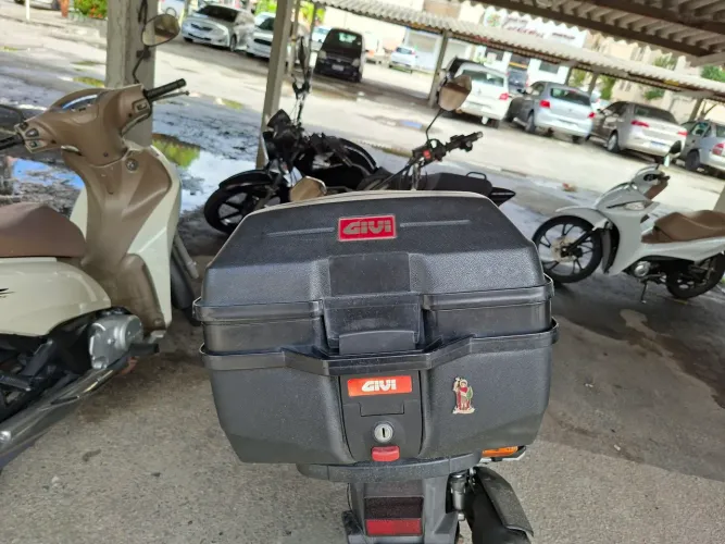 Baú p/ moto, seminovo, com duas chaves,perfeito estado de conservação, R$ 80.reais.. 
