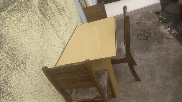 Mesa 4 cadeiras ótimo estado 