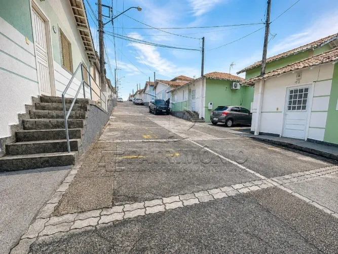 CASA TERREA COM 3 QUARTOS SENDO 1 SUITE - SOLAR DOS PINHEIROS