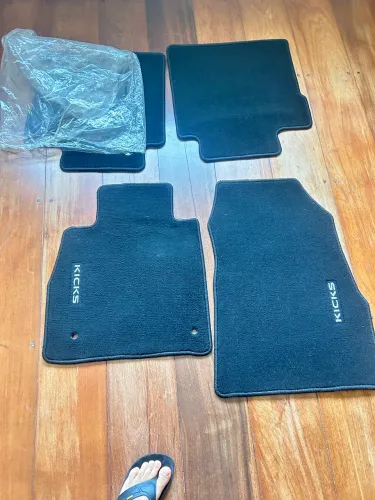 Vendo jogo de tapetes p Nissan kicks, original é extremamente macio 