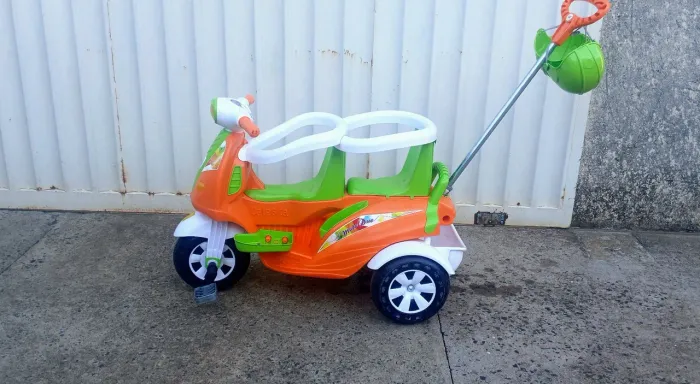 Carrinho Quadriciclo de Passeio Infantil Andador e Empurrador Moto Duo Calesita