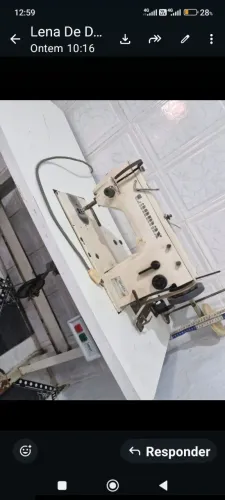 Máquina de costura reta ziz. Zag