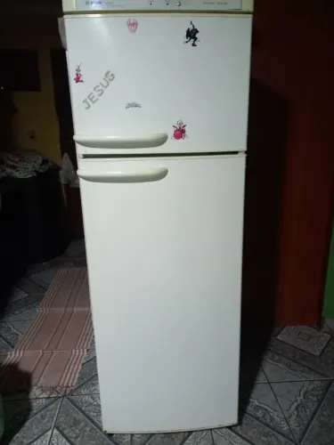 "Eu tenho uma geladeira à venda, de duas portas."