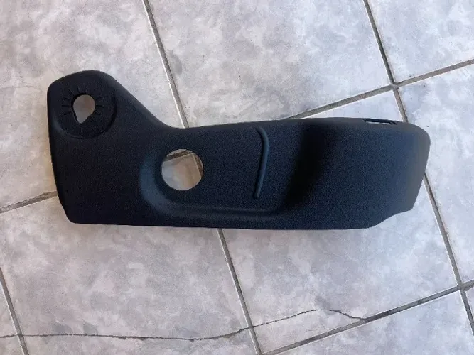 Moldura banco dianteiro passageiro Citroen C4 2010