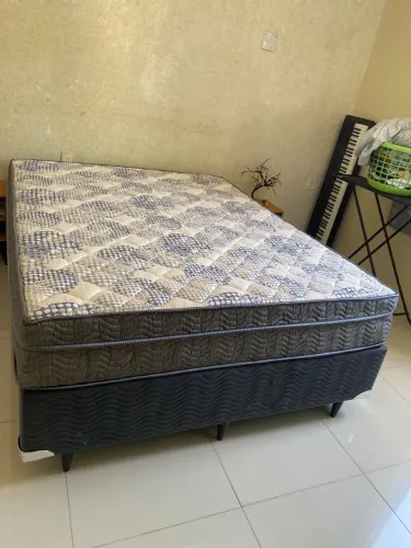 CAMA DE CASAL EM EXCELENTE ESTADO