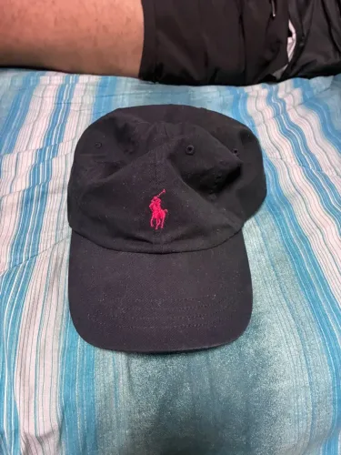 Boné preto da Ralph Lauren, comprado em Nova York em janeiro de 2026 