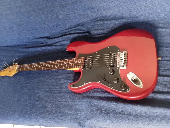 Vendo guitarra Strato Giannini ganhota 