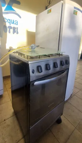 Vendo, geladeira, fogão, cama de casal com colchão  seme novo .