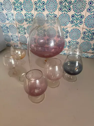 Poncheira de vidro com concha e copos
