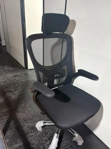 cadeira ergonômica de escritório com alguns detalhes de uso